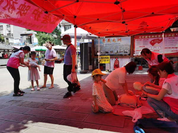 師生在向民眾宣教急救知識。陳白縵攝