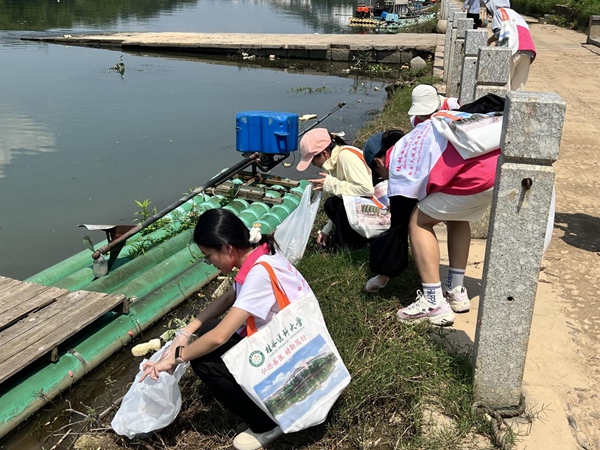 師生在清理大圩段漓江沿岸垃圾。吳奇攝