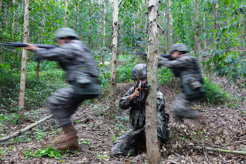 掩護出擊。陳浩宇攝