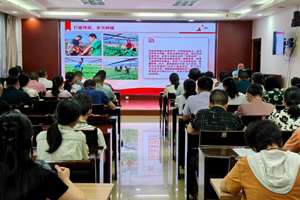 全國勞模廖其智在黨校授課。