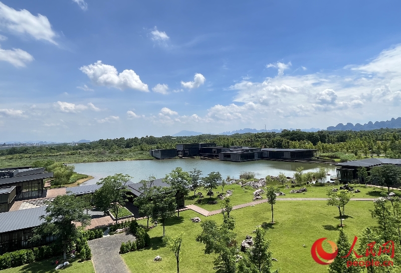 園區(qū)內(nèi)，現(xiàn)代化建筑與蔥郁的植被相得益彰。人民網(wǎng) 韋歡攝