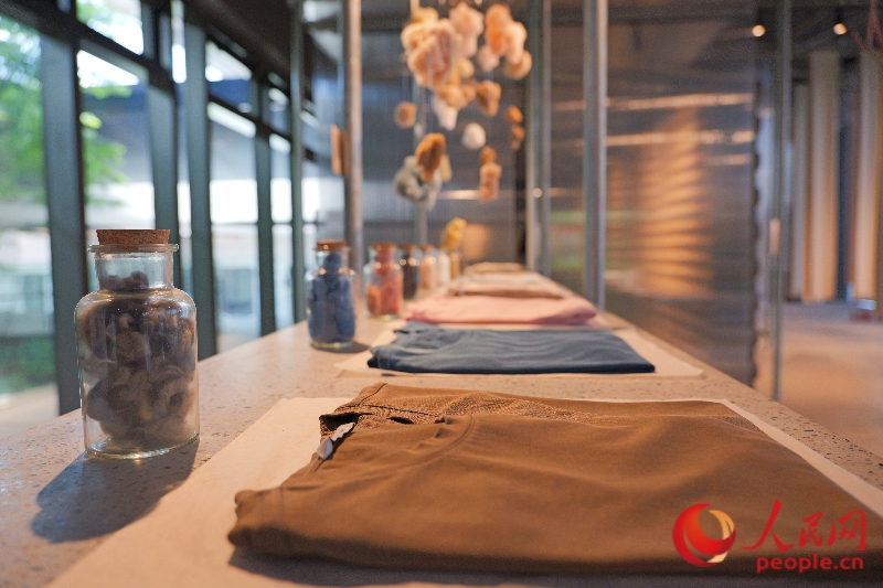 由天然植物染色而成的衣服。人民網(wǎng) 梁章暉攝