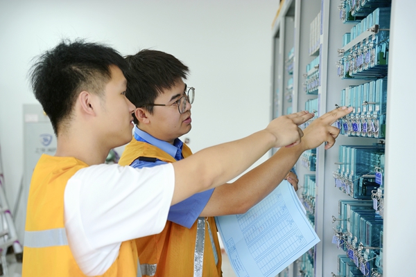 作業(yè)人員對(duì)繼電器進(jìn)行核對(duì)。丁明宇攝