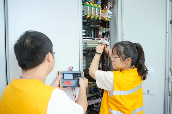 作業(yè)人員對(duì)室內(nèi)電子設(shè)備進(jìn)行測(cè)驗(yàn)。丁明宇攝