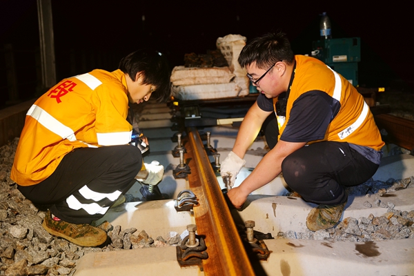 作業(yè)人員對(duì)線路基礎(chǔ)進(jìn)行調(diào)整。丁明宇攝