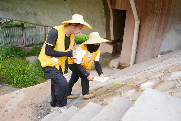 作業(yè)人員對(duì)護(hù)坡排水管道進(jìn)行排查。丁明宇攝