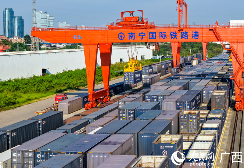 南寧國(guó)際鐵路港龍門吊正在吊裝貨物裝運(yùn)上列車。人民網(wǎng)記者 王勇攝