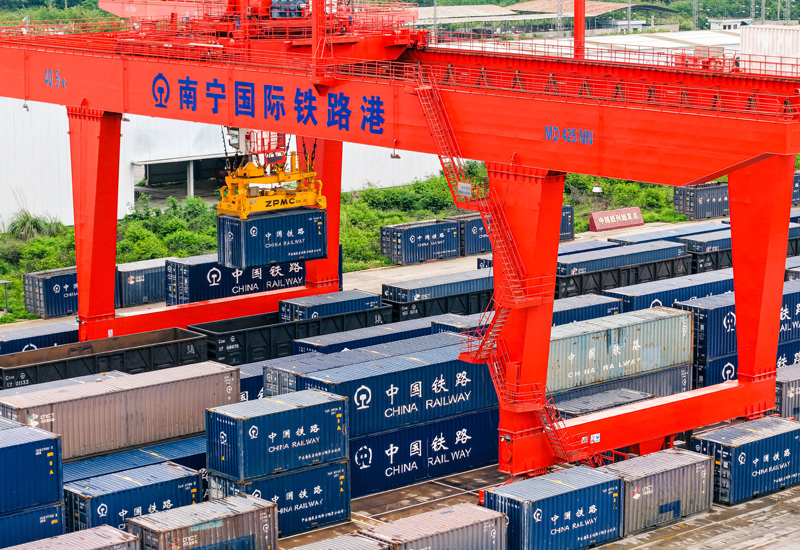 南寧國(guó)際鐵路港龍門吊正在吊裝貨物。陳智彬攝