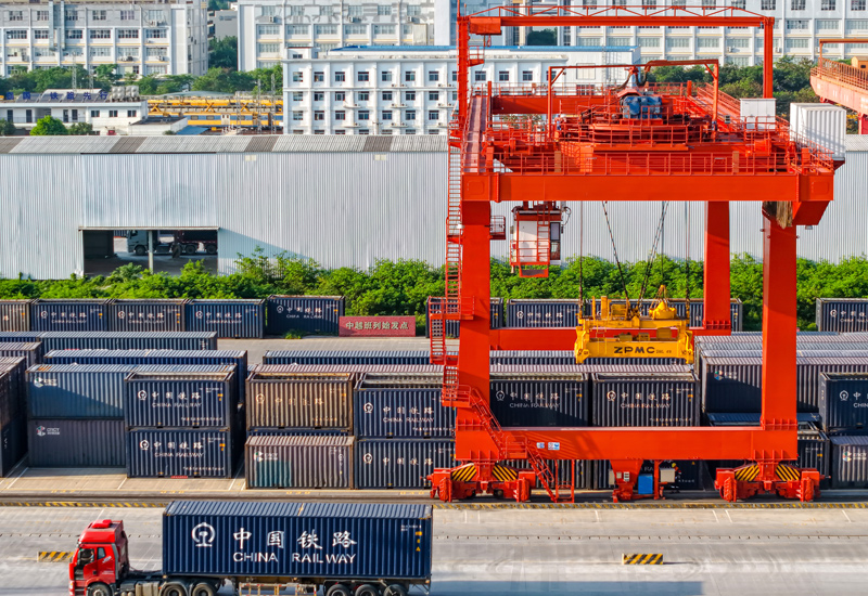 準(zhǔn)備發(fā)往越南的集裝箱在南寧國(guó)際鐵路港集結(jié)。呂松洋攝