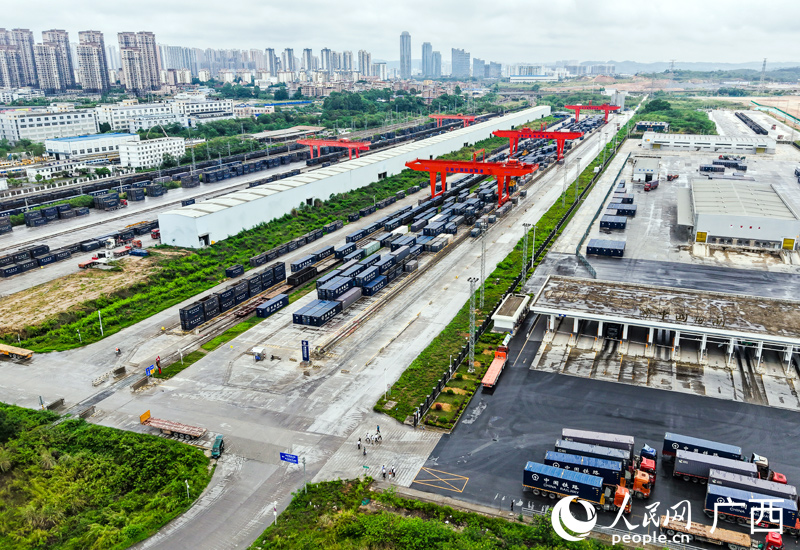 中越班列在南寧國(guó)際鐵路港整裝待發(fā)。人民網(wǎng)記者 王勇攝.jpg