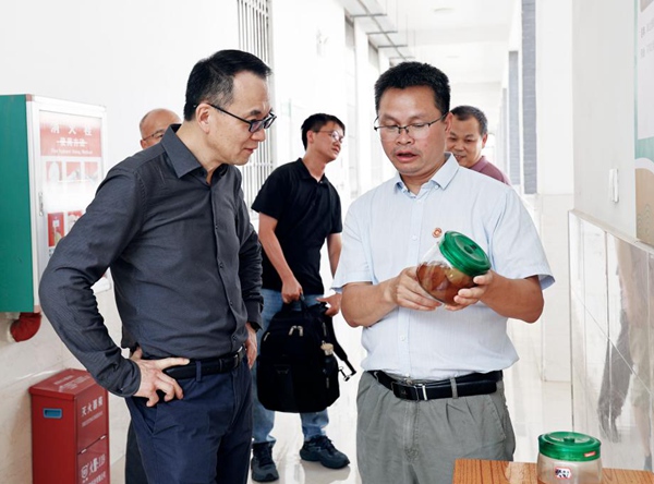 李健到學(xué)校自治區(qū)級(jí)重點(diǎn)實(shí)驗(yàn)室進(jìn)行調(diào)研。麻霄漢攝