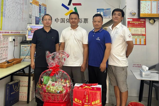 廣西體彩中心專程到百色慰問“救人英雄”鄧山。廣西體彩供圖