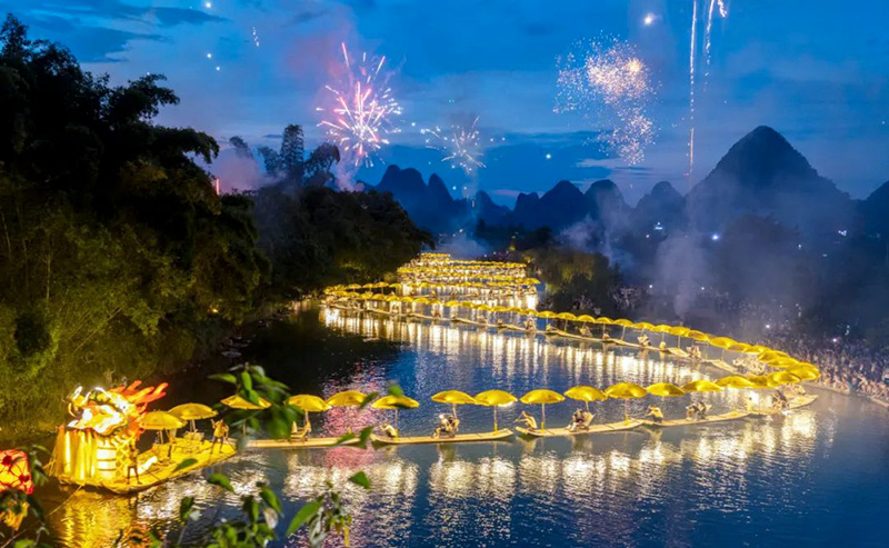 遇龍河金龍巡游。陽朔縣融媒體中心供圖