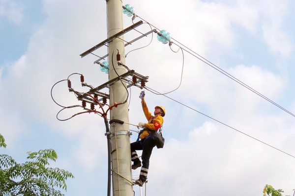 青年職工在對隔離開關(guān)進(jìn)行除銹潤滑。劉潤邦攝