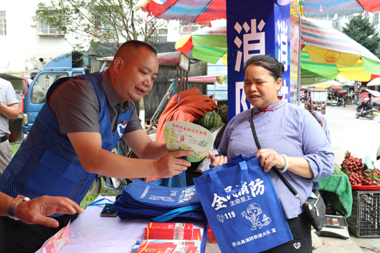 消防志愿者為群眾講解消防安全知識(shí)