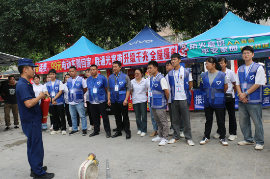 消防救援人員為消防志愿者講解初期火災(zāi)撲滅技能