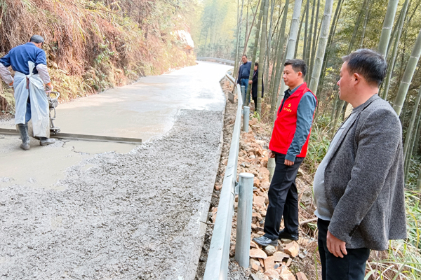 章科組織鎮(zhèn)級人大代表、村“兩委”干部深入道路施工一線開展現(xiàn)場督導(dǎo)。黃慧攝