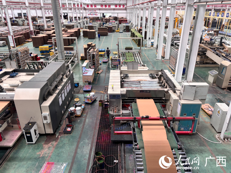 格美包裝生產(chǎn)線火力全開。人民網(wǎng) 何寧攝