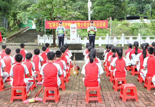 民警向?yàn)┥⑿W(xué)學(xué)生開(kāi)展界碑前的愛(ài)國(guó)主義教育。灘散邊境派出所供圖