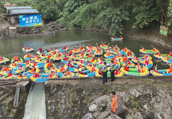 民警在景區(qū)開(kāi)展安保工作。灘散邊境派出所供圖