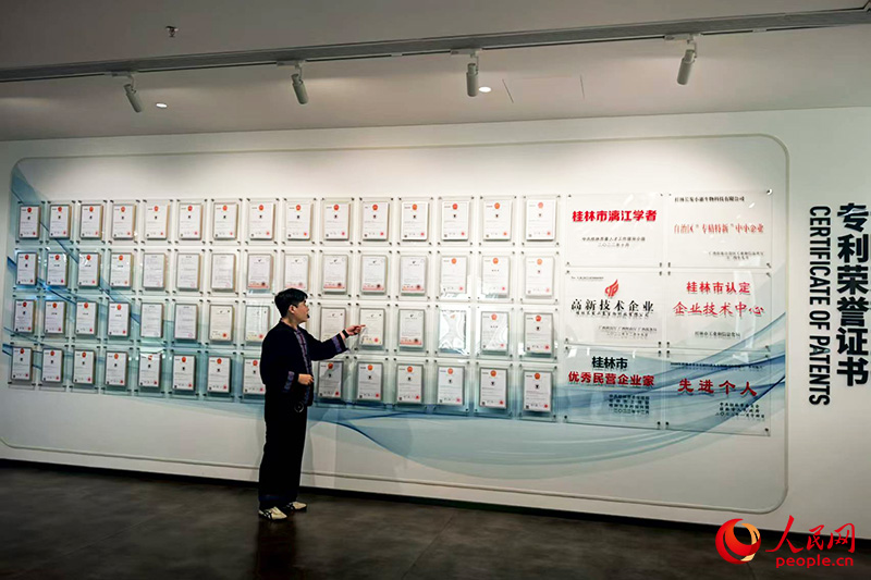 中國(guó)長(zhǎng)發(fā)科技館內(nèi)展示當(dāng)?shù)亻L(zhǎng)發(fā)產(chǎn)業(yè)的“科技含量”。人民網(wǎng)記者 覃心攝