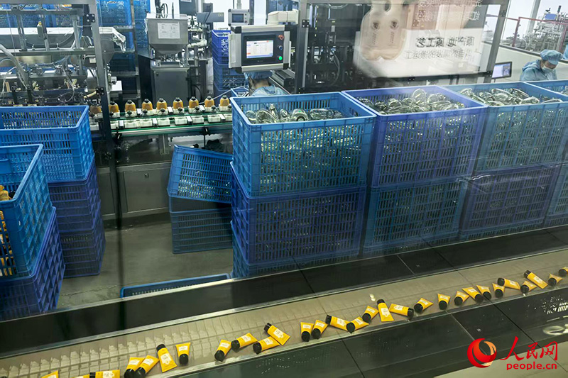 洗護(hù)產(chǎn)品生產(chǎn)線(xiàn)。人民網(wǎng)記者 覃心攝