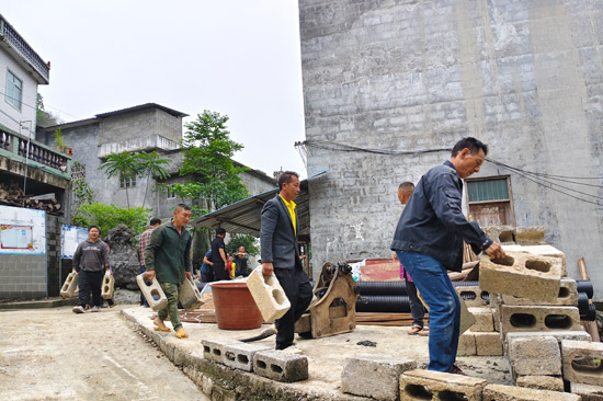 群眾齊心參與舊房拆除。平塘鄉(xiāng)人民政府供圖