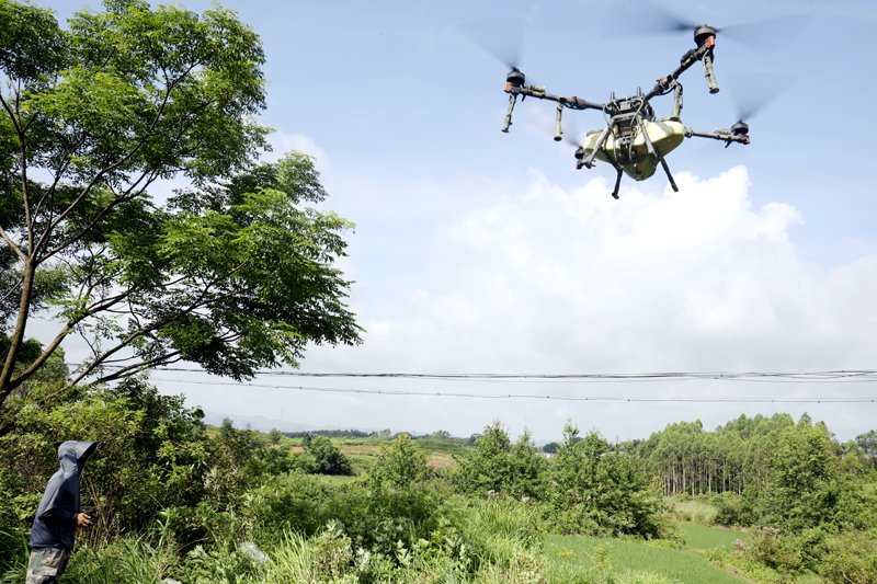植保無人機在技術(shù)人員的精準操控下騰空而起。