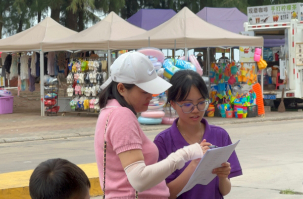 團(tuán)隊(duì)成員對(duì)游客進(jìn)行關(guān)于京族文化認(rèn)知程度與體驗(yàn)的問(wèn)卷調(diào)研。廣西職業(yè)師范學(xué)院供圖