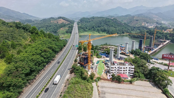 黃百鐵路那蒙澄碧河特大橋0號(hào)塊澆筑施工航拍圖。秦塬棋攝