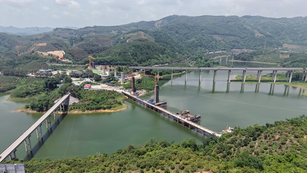 黃百鐵路那蒙澄碧河特大橋施工現(xiàn)場航拍。秦塬棋攝