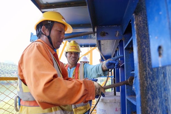 施工人員在那蒙澄碧河特大橋墩柱上進(jìn)行支模作業(yè)。呂松洋攝