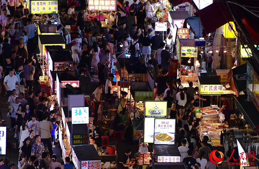 夜幕降臨，南寧市埌西夜市熱鬧非凡。人民網(wǎng) 馮肖慧攝