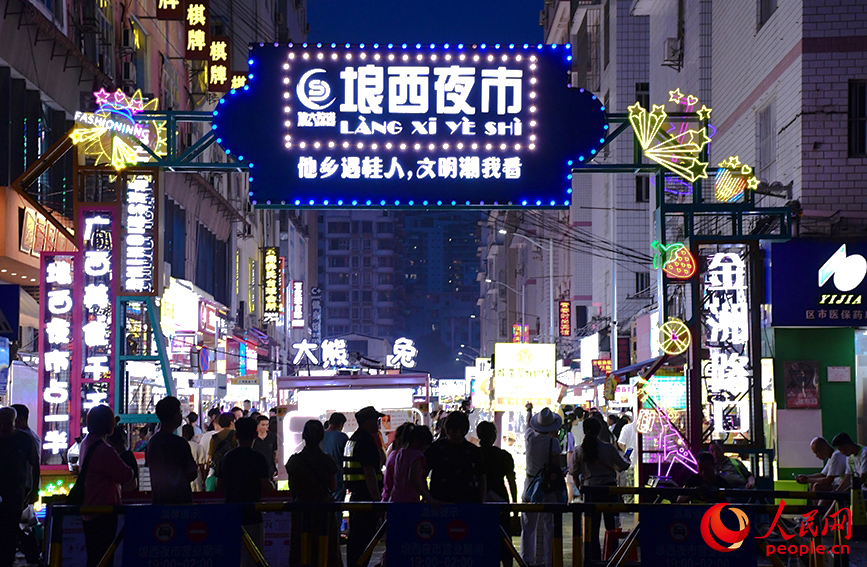 夜幕降臨，南寧市埌西夜市熱鬧非凡。人民網(wǎng) 馮肖慧攝