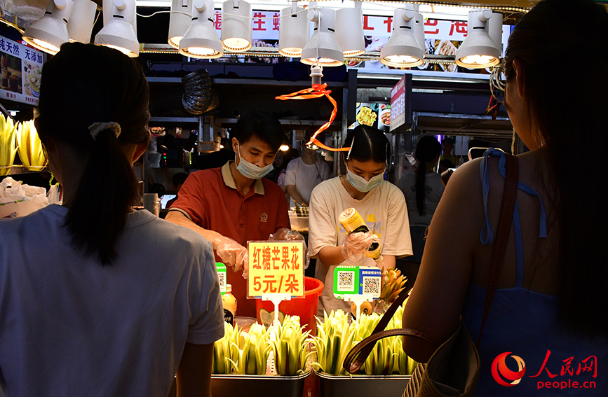 “芒果花”酸嘢是游客必打卡的廣西美食之一。人民網(wǎng) 馮肖慧攝