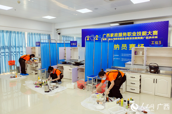 收納員比賽現(xiàn)場。人民網(wǎng)記者 王勇攝