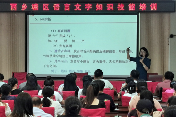 梁麗莉開展普通話知識技巧培訓(xùn)。黃劍峰攝