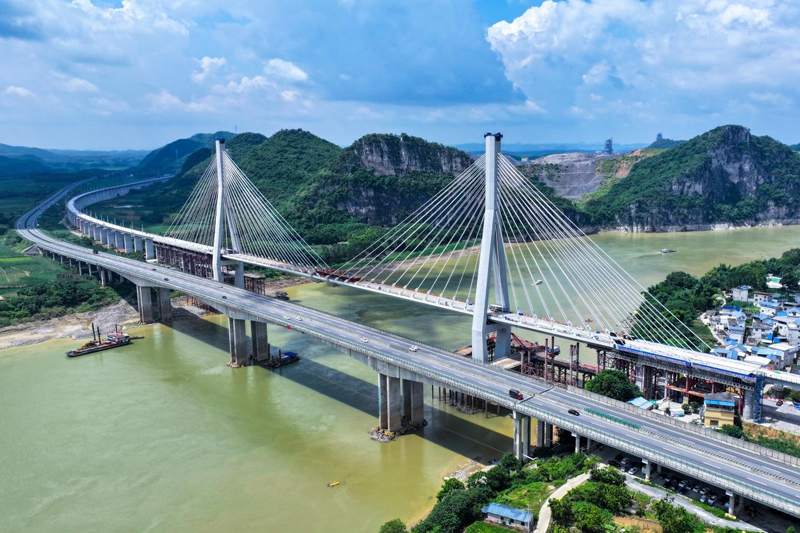 柳梧鐵路盤龍柳江特大橋與柳北高速公路“并肩而行”。黎文剛攝