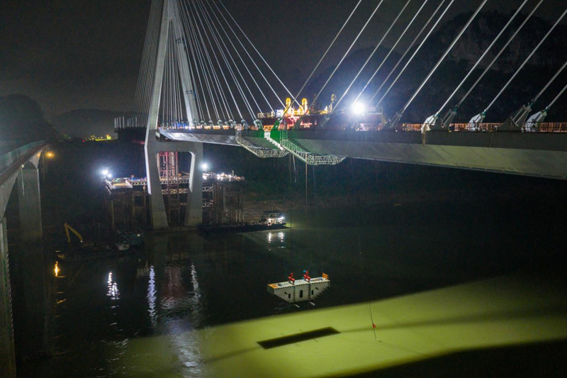 柳梧鐵路盤龍柳江特大橋合龍段鋼箱梁吊裝。黎文剛攝