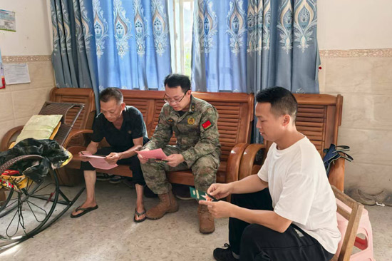 圖為工作人員入戶宣傳。田林縣人民政府征兵辦公室供圖7