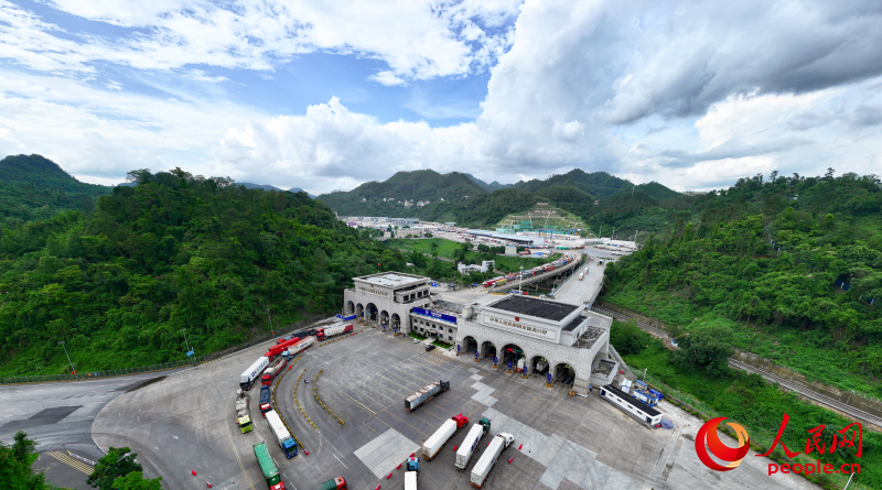 友誼關(guān)口岸出入境車輛往來不絕。人民網(wǎng) 雷琦竣攝