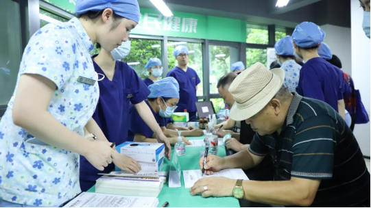 義診現(xiàn)場(chǎng)。藍(lán)天口腔供圖