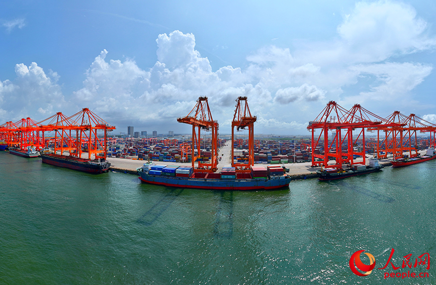 繁忙的北部灣港欽州自動化集裝箱碼頭。人民網 付華周攝