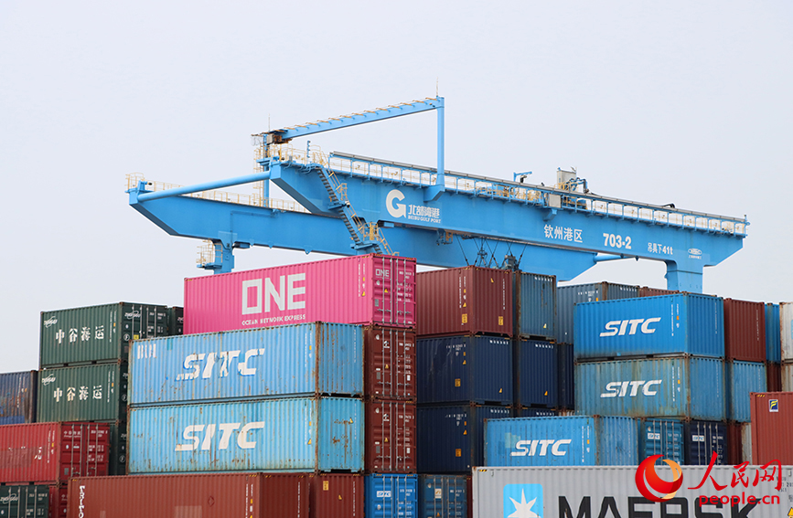 自動化裝卸設備正在裝卸集裝箱。人民網 付華周攝
