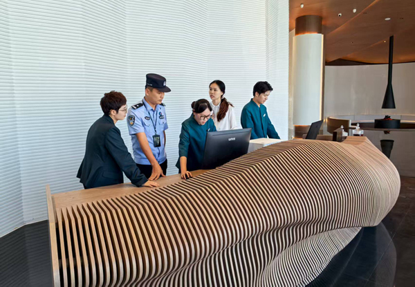 民警對(duì)白沙灣新開展酒店進(jìn)行安全檢查。