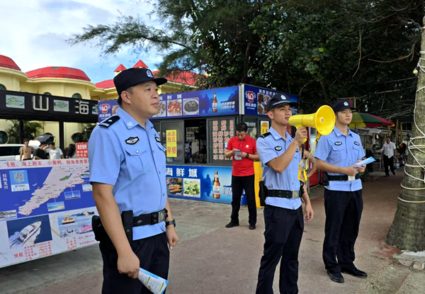 民輔警在白浪灘開展防溺水宣傳。