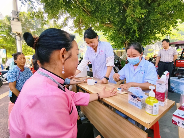 武漢大學基礎醫(yī)學院和右江民族醫(yī)學院附屬醫(yī)院聯(lián)合到西林縣開展義診活動