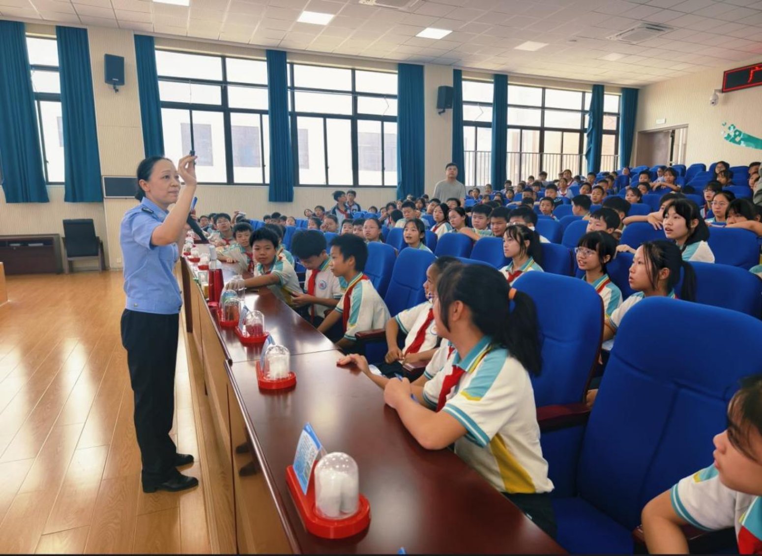 九部門聯(lián)動護苗 千余師生共沐法治陽光