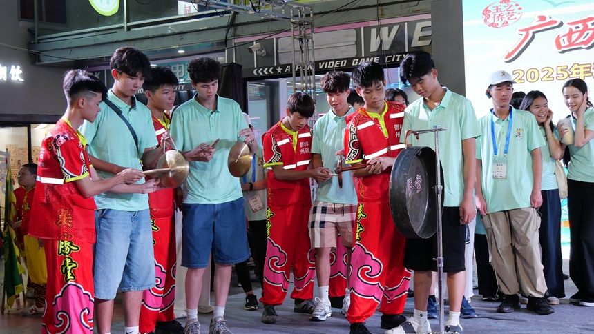 華裔青少年體驗國家非遺玉林八音