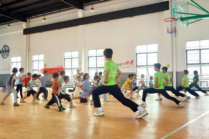 運動前熱身。廣西幼師供圖